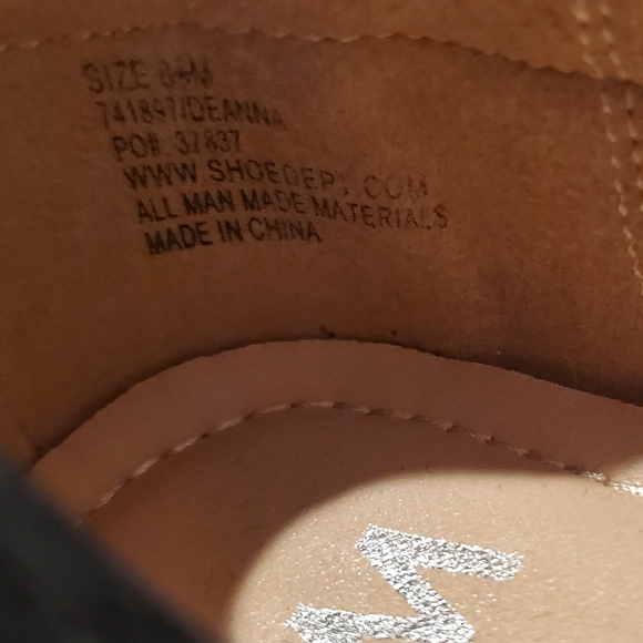 Chelsea Moreland Deanna size 8.5 Black Moccasins. - Picture 4 of 5